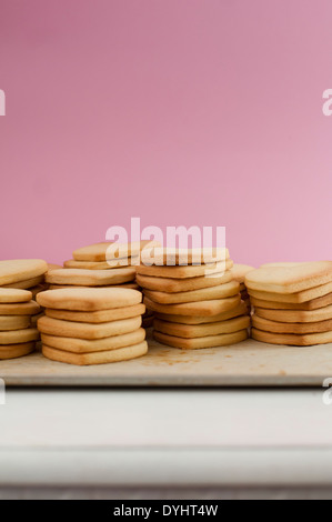 Pile di Heart-Shaped cookie sulla placca da forno Foto Stock