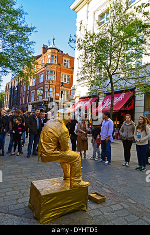 Street performer di Covent Garden, nel West End di Londra, Inghilterra, Regno Kngdom Foto Stock