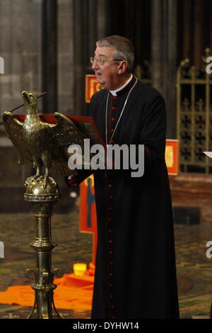 Dublino, Irlanda. Il 18 aprile 2014. L arcivescovo cattolico di Dublino Diarmuid Martin dà una lettura della Sacra Scrittura nella Cattedrale di Cristo. Chiesa di Irlanda arcivescovo di Dublino, Michael Jackson e il suo romano controparte cattolica Arcivescovo Diarmuid Martin portano un incontro ecumenico di processione del Venerdì Santo con la croce da CoI Christchurch cattedrale cattolica di St. Mary's Pro-Cathedral. Credito: Michael Debets/Alamy Live News Foto Stock