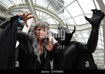 Vancouver, Canada. Xviii Apr, 2014. La gente vestita come i loro personaggi preferiti pongono durante la ventola Expo 2014 a Vancouver, Canada, 18 aprile 2014. Fan Expo è un annuale multi-genere convenzione ventola, presentazione di libri di fumetti, fantascienza/fantasy e film/TV e relative arti popolari. La presente convenzione è uno dei più grandi del suo genere in tutto il mondo. Credito: Sergei Bachlakov/Xinhua/Alamy Live News Foto Stock