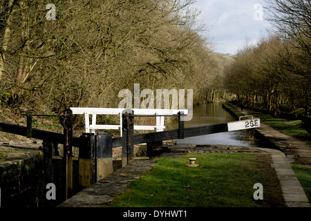 Una serratura sul canal vicino a Huddersfield Foto Stock