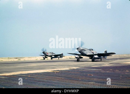 Il North American P-51D Mustang, pilotato da Jack Canary del 2nd Air Combat Group, fu di stanza in India tra la fine del periodo 1944 e l'inizio del 1945. Il P-51D fu cruciale nel teatro del Pacifico per le sue missioni di scorta a lungo raggio e per la superiorità aerea durante la seconda guerra mondiale Foto Stock