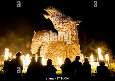 Glasgow, Scotland, Regno Unito. Il 18 aprile 2014. I cittadini hanno la loro prima opportunità di ottenere "un contatto ravvicinato e personale con la Scozia il nuovo punto di riferimento culturale, il Kelpies, tour di £ 5 milioni di sculture a Falkirk hanno iniziato a. Il Kelpies sono il fulcro del £43 milioni di Helix terra progetto di trasformazione in zona. Le due teste di cavallo sono situati su entrambi i lati di una appositamente costruiti canal lock e bacino che è chiamato il mozzo Kelpies, che aprirà nella primavera 2014. Credito: Andrew Steven Graham/Alamy Live News Foto Stock