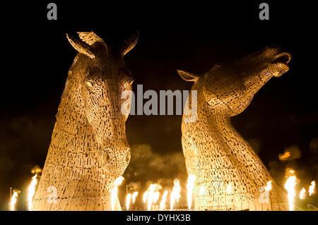 Glasgow, Scotland, Regno Unito. Il 18 aprile 2014. I cittadini hanno la loro prima opportunità di ottenere "un contatto ravvicinato e personale con la Scozia il nuovo punto di riferimento culturale, il Kelpies, tour di £ 5 milioni di sculture a Falkirk hanno iniziato a. Il Kelpies sono il fulcro del £43 milioni di Helix terra progetto di trasformazione in zona. Le due teste di cavallo sono situati su entrambi i lati di una appositamente costruiti canal lock e bacino che è chiamato il mozzo Kelpies, che aprirà nella primavera 2014. Credito: Andrew Steven Graham/Alamy Live News Foto Stock