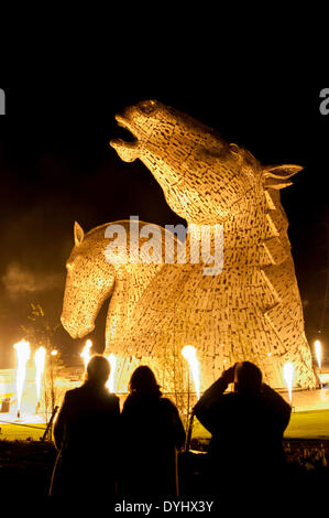 Glasgow, Scotland, Regno Unito. Il 18 aprile 2014. I cittadini hanno la loro prima opportunità di ottenere "un contatto ravvicinato e personale con la Scozia il nuovo punto di riferimento culturale, il Kelpies, tour di £ 5 milioni di sculture a Falkirk hanno iniziato a. Il Kelpies sono il fulcro del £43 milioni di Helix terra progetto di trasformazione in zona. Le due teste di cavallo sono situati su entrambi i lati di una appositamente costruiti canal lock e bacino che è chiamato il mozzo Kelpies, che aprirà nella primavera 2014. Credito: Andrew Steven Graham/Alamy Live News Foto Stock