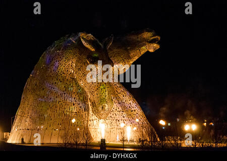 Glasgow, Scotland, Regno Unito. Il 18 aprile 2014. I cittadini hanno la loro prima opportunità di ottenere "un contatto ravvicinato e personale con la Scozia il nuovo punto di riferimento culturale, il Kelpies, tour di £ 5 milioni di sculture a Falkirk hanno iniziato a. Il Kelpies sono il fulcro del £43 milioni di Helix terra progetto di trasformazione in zona. Le due teste di cavallo sono situati su entrambi i lati di una appositamente costruiti canal lock e bacino che è chiamato il mozzo Kelpies, che aprirà nella primavera 2014. Credito: Andrew Steven Graham/Alamy Live News Foto Stock