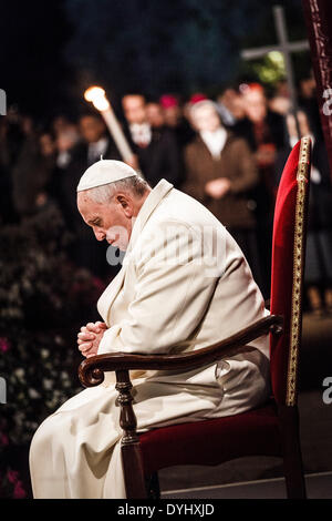 Roma, Italia - 18 Aprile 2014: Papa Francesco conduce la Via Crucis) processione aux flambeaux celebrata davanti al Colosseo, il Venerdì Santo in Roma, Venerdì 18 Aprile, 2014. La "Via Crucis" (Via della Croce o le stazioni della croce) fa parte della tradizione della Pasqua nei paesi cattolici. Esso ha luogo il Venerdì Santo e che commemora la passione e morte di Gesù Cristo attraverso la lettura delle preghiere lungo un percorso di 14 stazioni. Le stazioni si riferiscono tutti a differenti stadi di Gesù nell' ultimo viaggio verso il Golgota. A Roma, la tradizionale Via Crucis avviene presso l'antica col Foto Stock