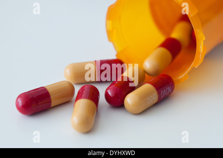 Amoxicillin 500mg capsule, è comunemente prescritta antibiotico per trattare le infezioni batteriche. Foto Stock