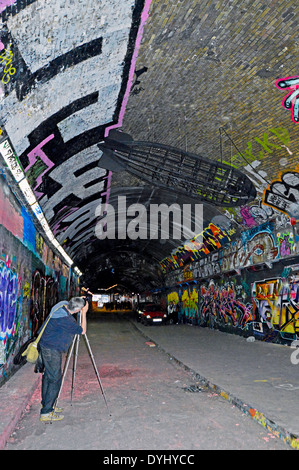 Leake Street, nota anche come "Banksy 'tunnel' o 'Graffiti 'tunnel', Waterloo, London, England, Regno Unito Foto Stock