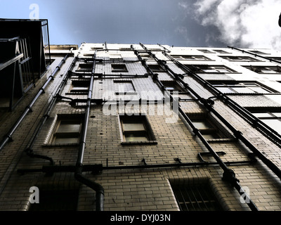 Immagine creativa di architettura / aspetti architettonici e le tubazioni di edificio, Newcastle upon Tyne, England, Regno Unito Foto Stock