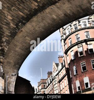 Immagine creativa di architettura / aspetti architettonici del Milburn House e dalla ferrovia arch, Newcastle upon Tyne, England, Regno Unito Foto Stock