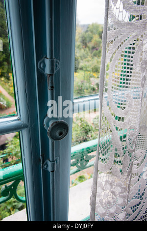 La visualizzazione della finestra dalla casa di Monet al giardino. Giverny, Francia. Foto Stock