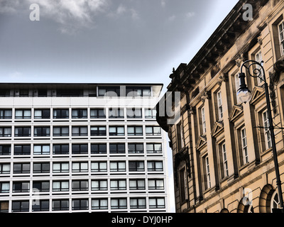 In modo digitale avanzata immagine creativa di neo-classico e moderni edifici, Mosley Street, Newcastle upon Tyne, England, Regno Unito Foto Stock