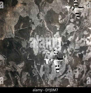 Fotografia tratta dalla collezione di Charles Daniels che mostra un aereo da ricognizione F-6 che sorvola il Giappone durante la seconda guerra mondiale. Questa immagine cattura l'aereo in azione durante le missioni di ricognizione aerea, fornendo informazioni vitali durante il conflitto. Foto Stock