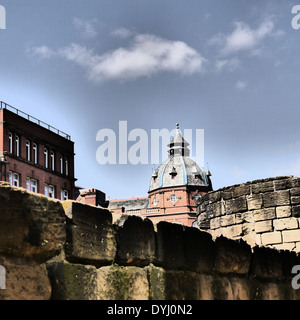 Creative vista parziale di Hever set torre difensiva nella città medievale di parete, Newcastle upon Tyne, England, Regno Unito Foto Stock