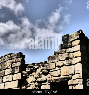 Creative vista parziale di difesa della città medievale di parete, Newcastle upon Tyne, England, Regno Unito Foto Stock