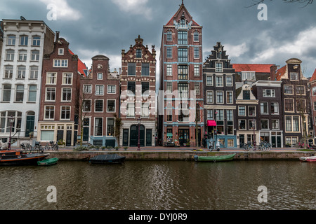 16 a 17 secolo case lungo i canali di Amsterdam , Olanda Foto Stock