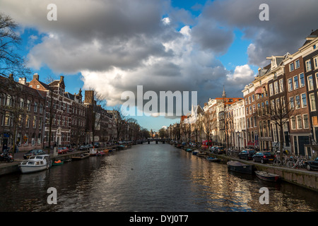 16 a 17 secolo case lungo i canali di Amsterdam , Olanda Foto Stock