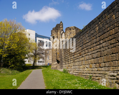 Vista parziale di Hever set torre difensiva nella città medievale di parete , Vasca da bagno Lane, Newcastle upon Tyne, England, Regno Unito Foto Stock