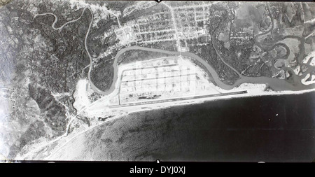 Fotografia tratta dalla collezione di Charles Daniels, che mostra l’aeroporto di Tanauan nelle Filippine durante la seconda guerra mondiale, un luogo significativo per le operazioni aeree. Foto Stock