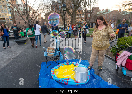 New York, NY 12 Aprile 2014 - la donna a Washington Square Park rendendo le bolle di sapone Foto Stock