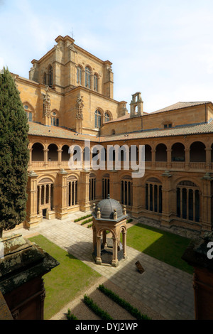 Vista sul cortile e chiostro dei Re a San Esteban convento, Salamanca, Castilla y León Spagna ( 16 secolo ). Foto Stock