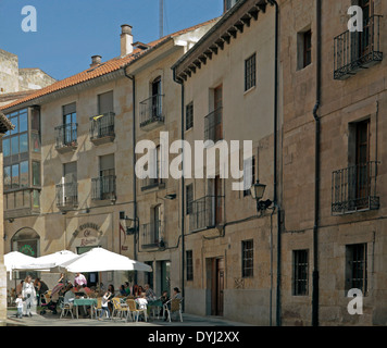 Persone sedute a un ristorante all'aperto in una giornata di sole in primavera, Salamanca, Castilla y León, Spagna. Foto Stock