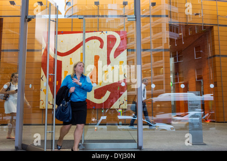 Sydney Australia,nuovo Galles del Sud,edificio degli uffici,entrata,arte d'arte,lobby,Aurora Place,adulta adulta adulta donna donne donna donna donna donna donna donna,lavoratore,andare a casa,leavin Foto Stock