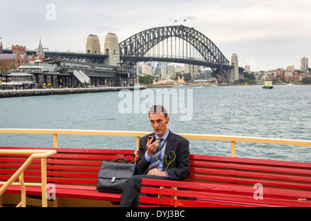 Sydney Australia,Sydney Harbour Bridge,porto,Circular Quay,F2,traghetto,Fiume Parramatta,Mosman Bay,uomo uomo maschio,ritorno a casa,passeggeri passeggeri riyer ri Foto Stock