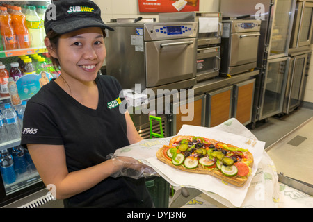 Sydney Australia, metropolitana, treno, paninoteca, ristorante ristoranti ristoranti ristoranti ristoranti caffè, donne asiatiche donne, lavoro, lavoratori dipendenti lavoro Foto Stock