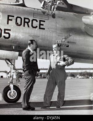 Lin Hendrix con Walter Cronkite (Repubblica F-105) Foto Stock