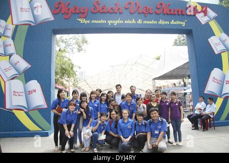 Ho Chi Minh City. Xix Apr, 2014. Gli studenti partecipano alla votazione del '100 la gioventù deve leggere libri' prima del Vietnam Libro primo giorno in Ho Chi Minh City il 19 aprile 2014. © Nguyen Le Huyen/Xinhua/Alamy Live News Foto Stock