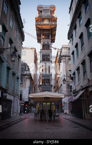 Elevador de Santa Justa (Portoghese: Elevador de Santa Justa) a Lisbona, Portogallo. Famoso punto di riferimento della città, stile neogotico architettura. Foto Stock