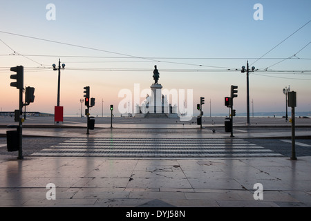 Alba nella città di Lisbona, Portogallo. Strada che attraversa la piazza del Commercio. Foto Stock