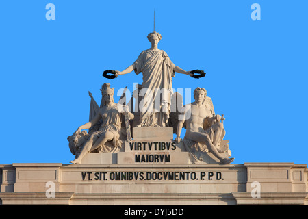 Statue all'inizio di Rua Augusta Arch a Lisbona, Portogallo. Allegoria della gloria Valor gratificante e Genius. Foto Stock