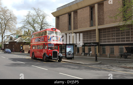 Il tempo di guerra London Tour bus al di fuori dell Esercito Nazionale Museum London REGNO UNITO Aprile 2014 Foto Stock