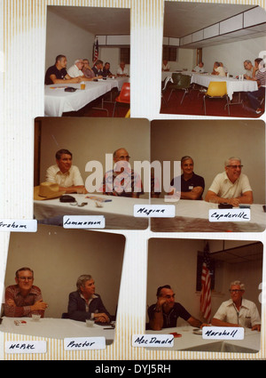 Questa immagine, parte della collezione VP-14, VB-102 e VPB-102, raffigura una riunione di ex membri dello squadrone in Oklahoma. La fotografia cattura un momento significativo per i veterani di questi squadroni, riflettendo sul loro servizio durante la seconda guerra mondiale e sul loro ruolo nelle operazioni aeree della Marina degli Stati Uniti. Foto Stock