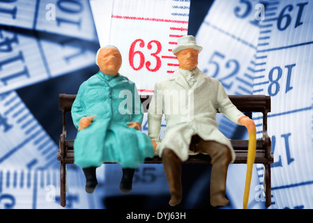 Seniorenpaar und Maßband mit der Zahl 63, Symbolfoto Rente mit 63 Foto Stock
