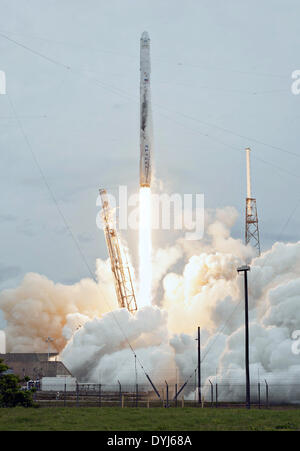 La SpaceX Falcon 9 rocket di blasti off in un cielo nuvoloso il sollevamento del Dragon capsule per la Stazione Spaziale Internazionale dal Kennedy Space Center Aprile 18, 2014 in Cape Canaveral, in Florida. La SpaceX-3 missione, portando quasi 2,5 tonnellate di materiali di consumo, la tecnologia e la scienza esperimenti, è il terzo di dodici voli attraverso un 1,6 miliardi di dollari della NASA di rialimentazione commerciale contratto di servizi. Foto Stock