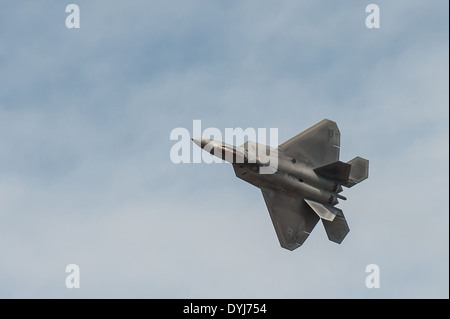 Un US Air Force F-22 Raptor Stealth Fighter Aircraft pratiche di antenna di una routine di dimostrazione oltre il fiume Ohio Aprile 10, 2014 a Louisville, KY. Foto Stock