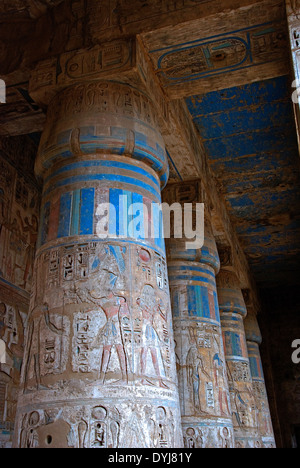 Tempio di Ramses III (1198-1167 A.C. - XX° Dyn.) a Medinet Habu: rilievi sulle colonne del secondo cortile Foto Stock