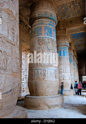 Tempio di Ramses III (1198-1167 A.C. - XX° Dyn.) a Medinet Habu: rilievi sulla parete del secondo cortile Foto Stock