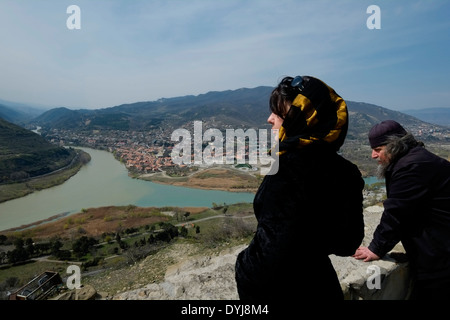 I georgiani ammirano la città di Mtskheta mentre si trovano in un punto di osservazione nel monastero di Jvari alla confluenza dei fiumi Mtkvari e Aragvi Repubblica di Georgia Foto Stock
