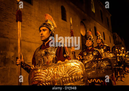 Mataro, Spagna. Aprile 17th, 2014: Le guardie romane del 'Armats de Mataro' a piedi la processione del Giovedì santo della notte silenziosa in Mataro Credito: matthi/Alamy Live News Foto Stock