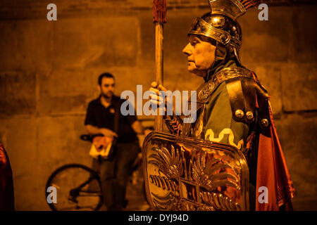 Mataro, Spagna. Aprile 17th, 2014: una guardia romana del 'Armats de Mataro' passeggiate la processione del Giovedì santo della notte silenziosa in Mataro Credito: matthi/Alamy Live News Foto Stock