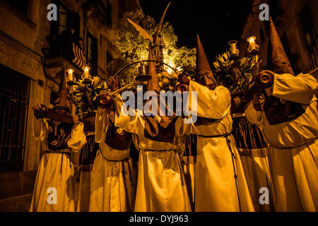 Mataro, Spagna. Aprile 17th, 2014: adoratori del Cofraternity 'Oracio del Senyor un l'Hort' passeggiate il Giovedì Santo processione portando loro galleggiante in Mataro Credito: matthi/Alamy Live News Foto Stock