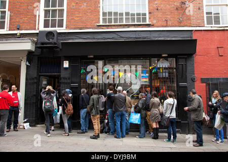 Nottingham, Regno Unito Il 19 aprile 2014. Gli appassionati di musica in coda al di fuori del scambio di musica su Stoney Street, Nottingham su National Record Store Day. La gente ha iniziato la messa in coda al di fuori del negozio a 4,15 sto sperando di acquistare limited edition release e prodotti promozionali. La manifestazione annuale viene eseguito il terzo sabato del mese di aprile e celebra la cultura del vinile e indipendente di archivi record. Mark Richardson / Alamy Live News. Foto Stock