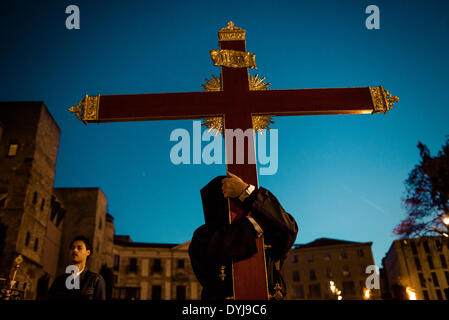 Barcellona, Spagna. Aprile 18th, 2014: un penitente passeggiate il la processione del Venerdì santo che porta una croce di legno in Barcellona Credito: matthi/Alamy Live News Foto Stock