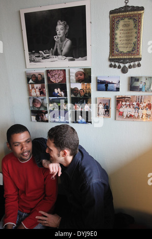 Il francese Ludovic Zahed e Qiyaammudeeen Jantjies-Zahed vivere come un musulmano Gay coppia sposata. Periferia di Parigi, Francia Foto Stock