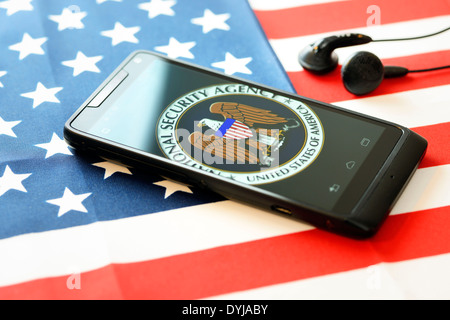 Telefono con logo NSA sulla bandiera americana, ascolto della vicenda Handy mit NSA-Logo auf US-Fahne, Abhöraffäre Foto Stock